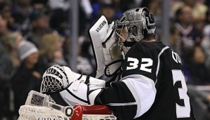 Jonathan Quick nach seinem Megapatzer: Der Kings-Goalie legte sich den Puck selbst ins Netz