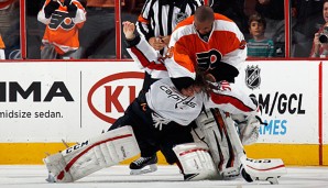 Ray Emery (o.) und Braden Holtby lieferten sich ein besonderes Tete-a-Tete