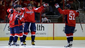 Alex Ovechkin (2.v.r.) erzielte beim Sieg der Capitals gegen Tampa Bay gleich vier Treffer