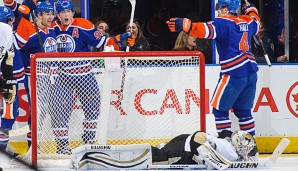 Ein Bild mit Symbolcharakter: Die Oilers feiern, Pittsburgh liegt am Boden