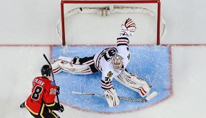 Matt Stajan (l.) bezwang mit Calgary die Blackhawks