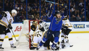 T.J. Oshie (r.) bescherte St. Louis den so lang ersehnten Sieg über die Boston Bruins