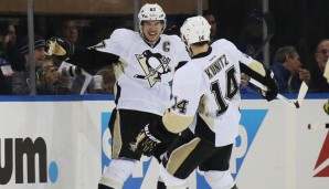 Sidney Crosby (l.) beendete gegen die Rangers seine Torflaute und führte Pittsburgh zum Sieg