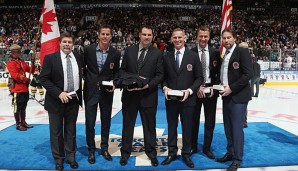 McCreary, Modano, Jason Burns (stellv. für Pat), Hasek, Blake und Forsberg (l. nach r.) wurden geehrt