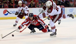 Tobias Rieder (r.) traf gleich bei seinem ersten NHL-Spiel für Arizona