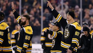 Rob Gronkowski (r.) schaute mit ein paar Patriots-Kollegen im TD Garden vorbei