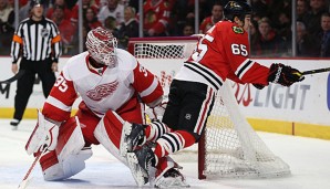 Jimmy Howard (l.) avancierte gegen Chicago zum Matchwinner des Abends