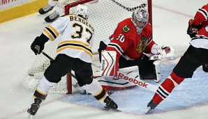 Patrice Bergeron (l.) erzielte gegen Chicago sein 200. NHL-Tor