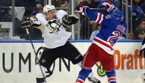 Sidney Crosby (l.) ging mit vollem Einsatz voran