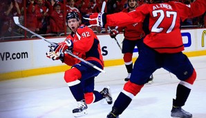 Evgeny Kuznetsov (l.) erzielte den entscheidenden Treffer für die Washington Capitals