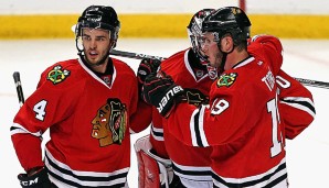 Hjalmarsson, Goalie Crawford und Jonathan Toews (v.l.n.r.) feiern den Sieg über die Wild