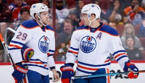 Leon Draisaitl (l.) im Gespräch mit Teamkollege Taylor Hall