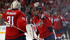 Bester russischer Scorer: Alex Ovechkin feiert sein 484. NHL-Tor mit Goalie Philipp Grubauer