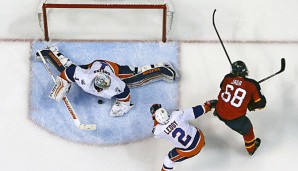 42 Saves im ersten Playoff-Spiel: Thomas Greiss im Duell mit Jaromir Jagr