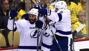 Tyler Johnson wurde nach seinem Siegtreffer für die Lightning euphorisch gefeiert