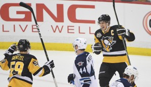 Sidney Crosby (r.) feiert den eintausendsten Scorerpunkt seiner Karriere