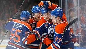 Leon Draisaitl und die Oilers jubeln über ein Tor