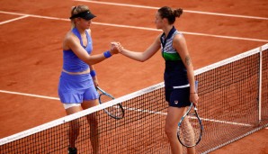 Carina Witthöft (li) gratuliert Karolina Pliskova zum Einzug ins Achtelfinale