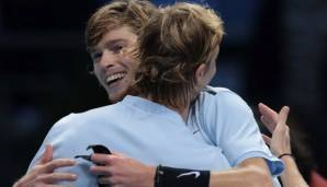 Herzliche Gratulation: Andrey Rublev (l.) nimmt die Glückwünsche von Denis Shapovalov entgegen