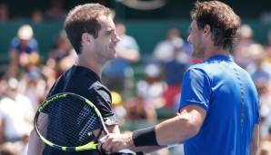 Seltenes Bild: Rafael Nadal (r.) beglückwünscht Richard Gasquet zum Sieg