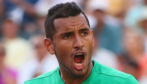 Nick Kyrgios ist mit seinem linken Knie über Kreuz