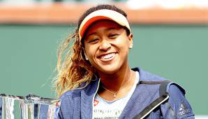 Naomi Osaka mit WTA-Trophäe Nummer 1