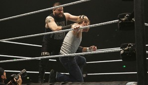 Kevin Owens (l.) wird sich einem Rückkampf stellen müssen